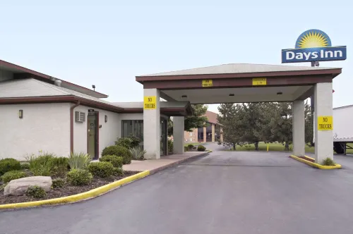 Days Inn by Wyndham Plainfield Exterior Photos