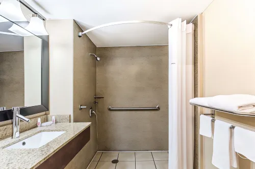 Days Inn by Wyndham Fort Lauderdale Airport Cruise Port Rooms Photos